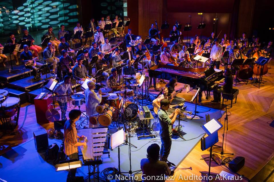 Ensemble Salvaje hizo su aparición con un espectáculo que trasciende el standard de orquesta sinfónica, aportando una big band, un grupo de rock, un coro lírico-étnico con elementos de scat, hip hop y recitados armónicos así como gestión en tiempo real de elementos electroacústicos. 