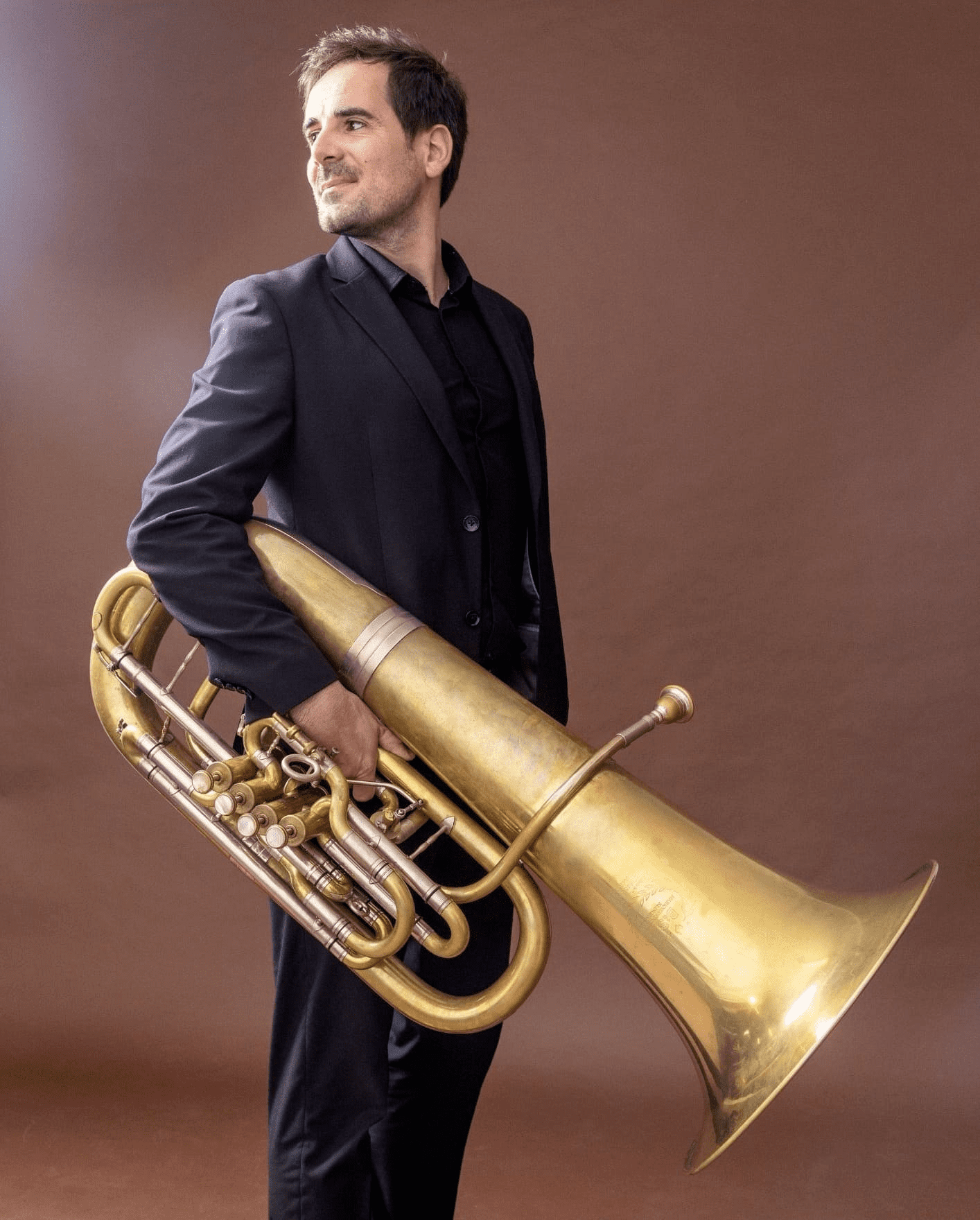 Óscar Santiso, tuba en Gran Canaria Wind Orchestra y diversas agrupaciones de estilo clásico y moderno.