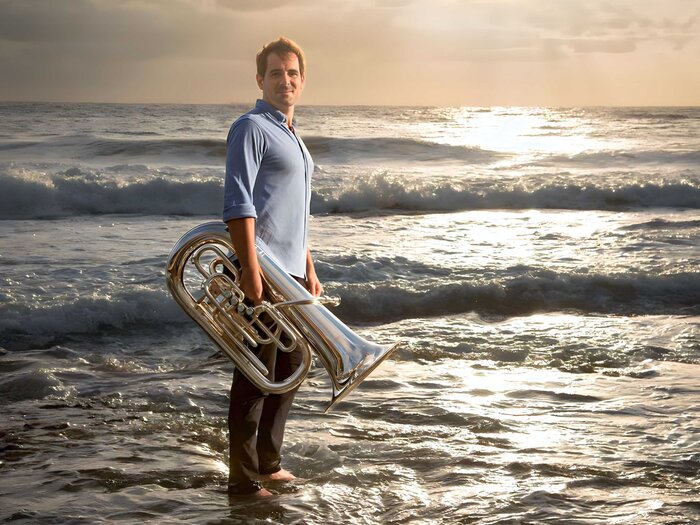 Óscar Santiso con su Adams F-Tuba Solo al amanecer en Las Palmas de Gran Canaria.