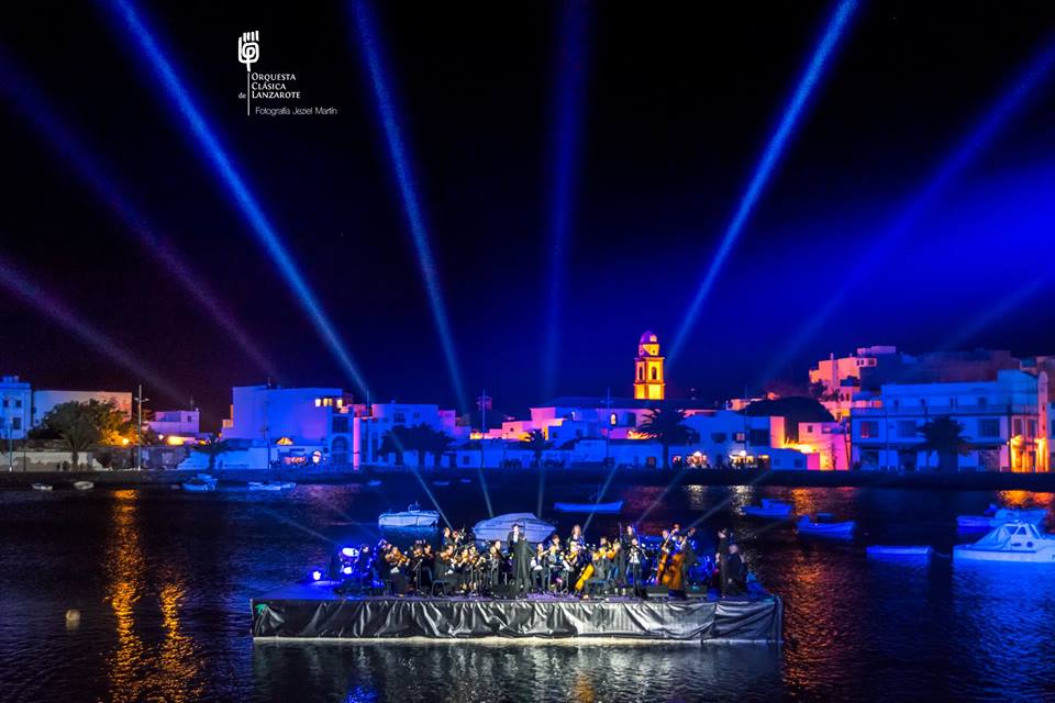 La Orquesta Clásica de Lanzarote interpreta el IV Concierto en Vela en el Charco de San Ginés de Arrecife.