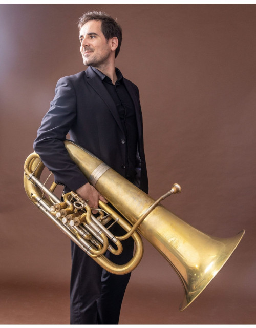 Óscar Santiso, tuba en Gran Canaria Wind Orchestra y diversas agrupaciones de estilo clásico y moderno.