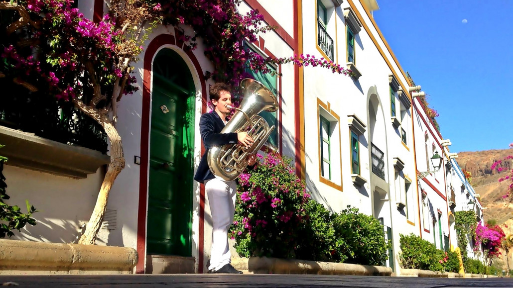 Óscar Santiso con su CC-Tuba Hirsbrunner HBS 392 en Puerto de Mogán (Gran Canaria).