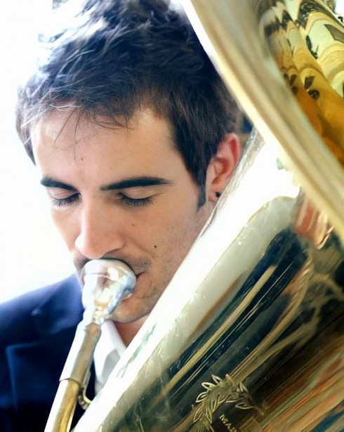 Óscar Santiso, profesor de música e intérprete de tuba y sousaphone.