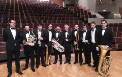Sección de músicos de la Banda Sinfónica de la Unión Europea (EUYWO) con el maestro Jan Cober en la edición de 2015 procedentes de la comunidad autónoma de Galicia.