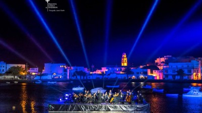 La Orquesta Clásica de Lanzarote interpreta el IV Concierto en Vela en el Charco de San Ginés de Arrecife.