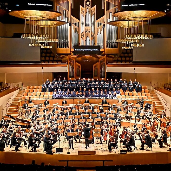 El maestro Jordi Francés dirigiendo 'La Peste' de Roberto Gerhard en el Auditorio Nacional de Música junto a la Orquesta y Coro Nacionales de España. 